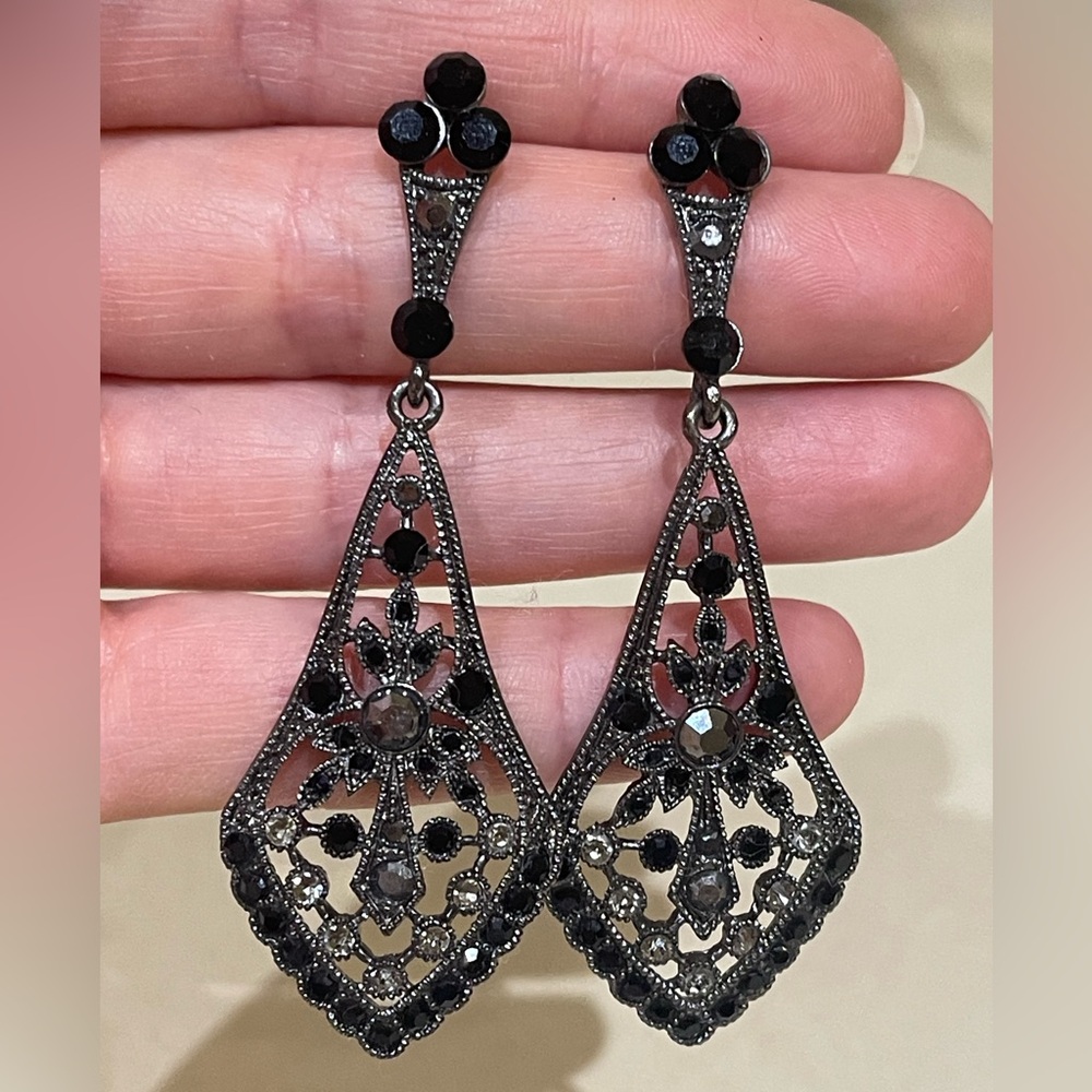 Chic Black Teardrop Earrings